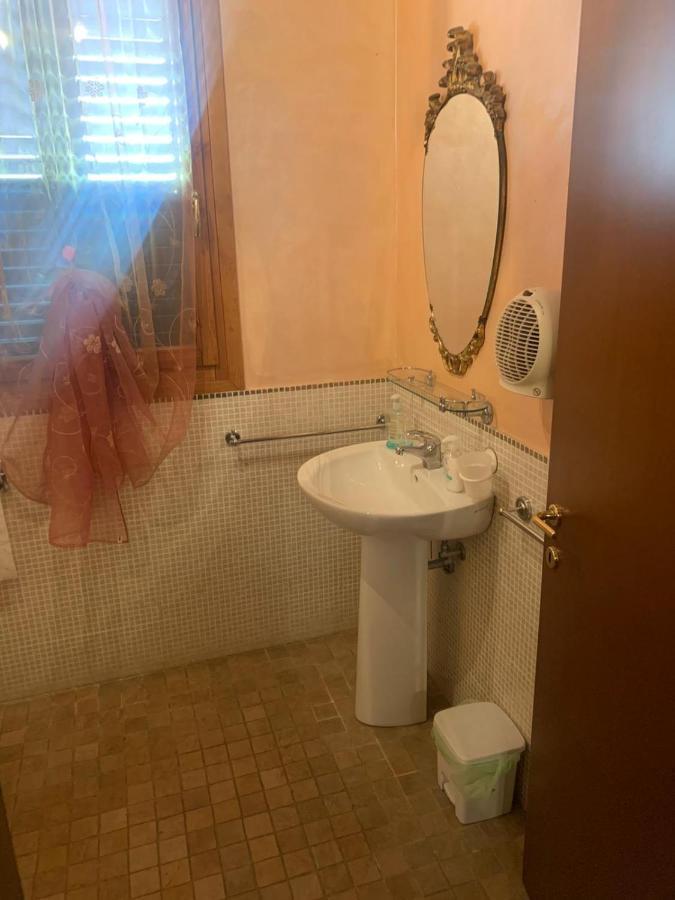 B&B Dal Fiocinino Comacchio Bagian luar foto